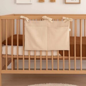 box waaraan een boxzak met 2 zakken hangt, die je dmv 3 strikken aan de box is bevestigd.